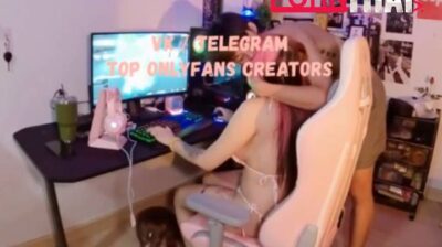 คลิปหลุดOnlyfans irenkampong1 น้องแอลลี่ นั่งเล่นเกมส์อยู่ดีๆ ผัวเดินมาดูดปากแล้วล้วงหีบีบนม แล้วเอาควยยัดปากให้โม๊คสงสัยเงี่ยน