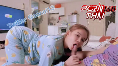 Onlyfans Jeenzen หลุดน้องส้ม ใส่ชุดนอนอยู่บ้านเข้ามานอนอมควยให้ผัวที่โซฟา ดูดอย่างเสียว หุ่นอวบๆนมใหญ่ โดนเย็ดสดซอยหีกะแทกไม่ยั้ง เย็ดสดแล้วปล่อยน้ำพุ่งใส่หน้าท้อง